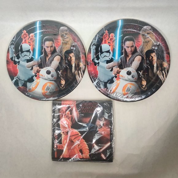 Disney Star Wars The Last Jedi Character Party Plates and Napkins Set - 16 ct - Picture 1 of 5